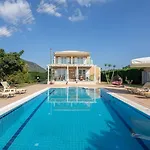 Kalypso With Private Swimming Pool Willa